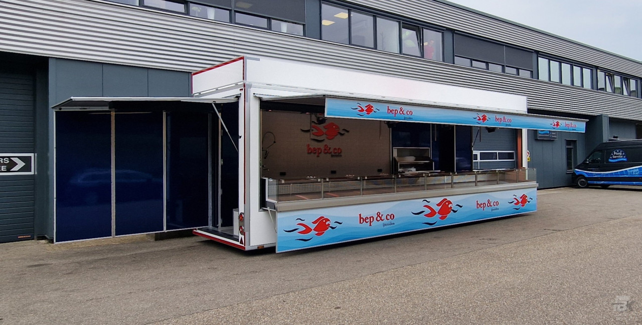 Zijaanzicht van een aanhangwagen voor vis met geopende luifel