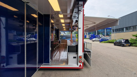 Achteraanzicht van een aanhangwagen voor vis