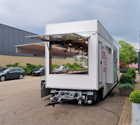 Vooraanzicht van een aanhangwagen voor vis