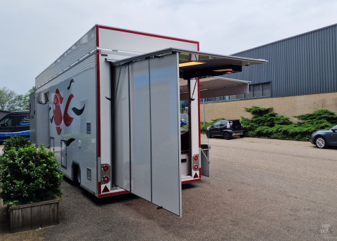 Achteraanzicht van een aanhangwagen voor vis