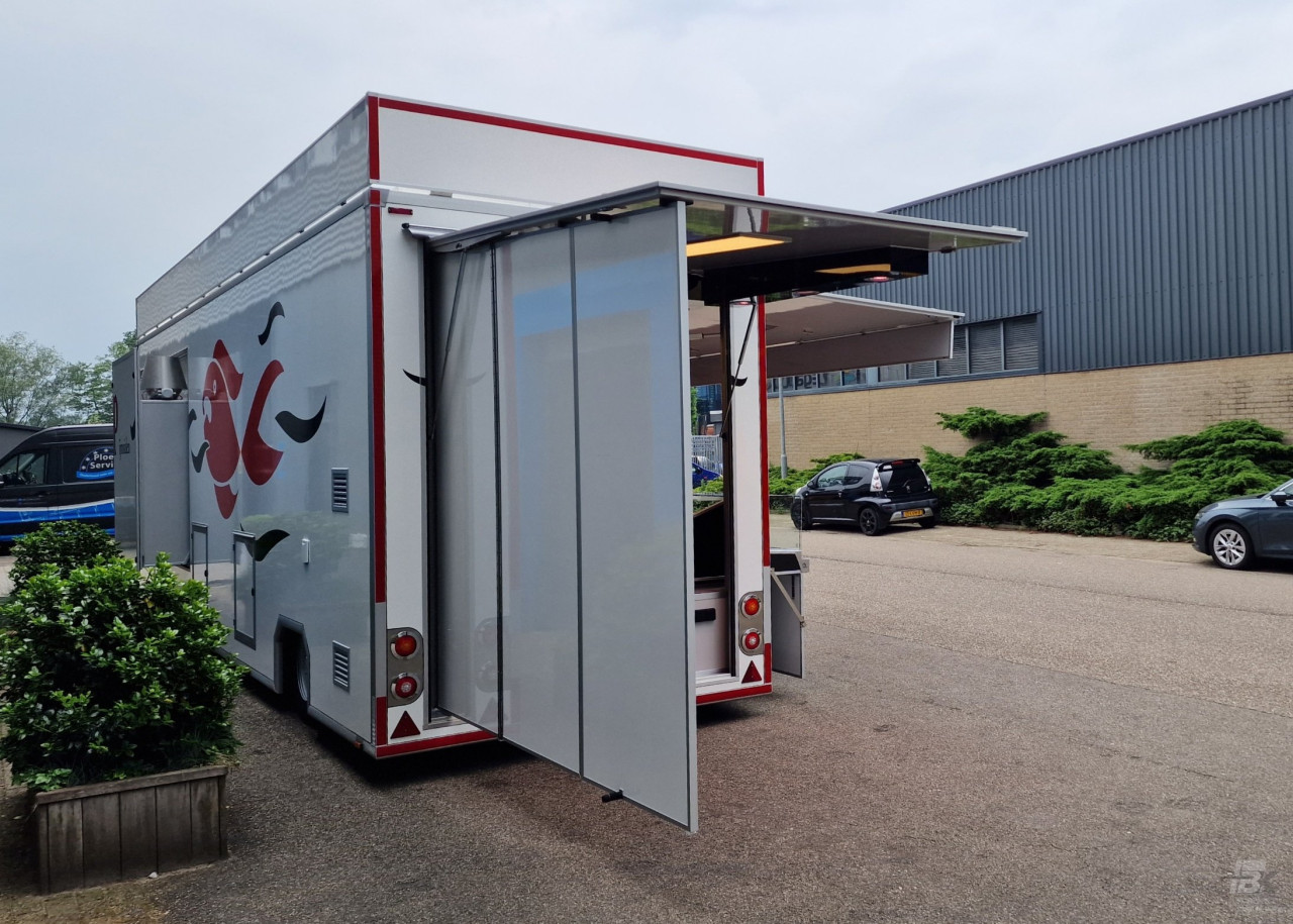 Achteraanzicht van een aanhangwagen voor vis
