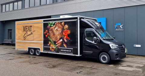 Zijaanzicht van een verkoopwagen voor vlees met gesloten luifel
