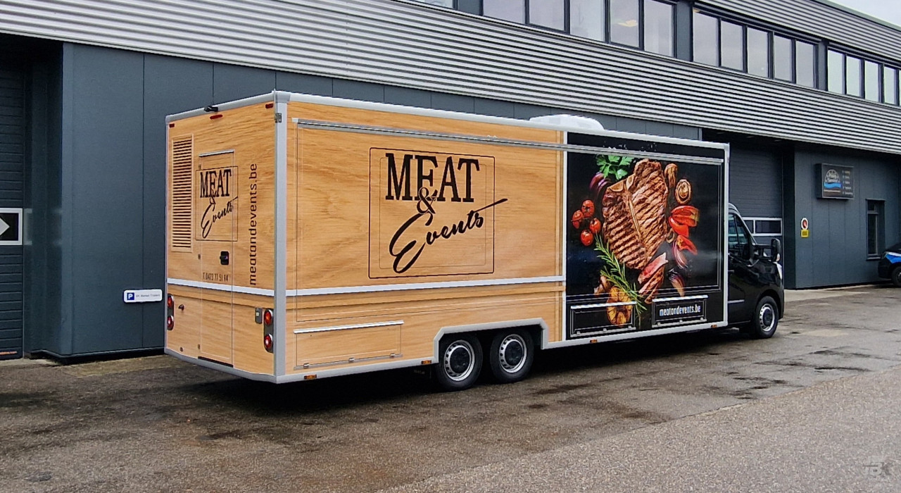 Zijaanzicht van een verkoopwagen voor vlees met gesloten luifel