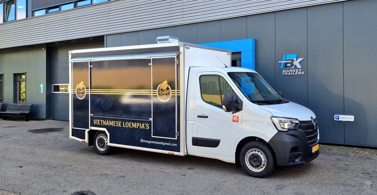 Zijaanzicht van een verkoopwagen voor loempia's met gesloten luifel