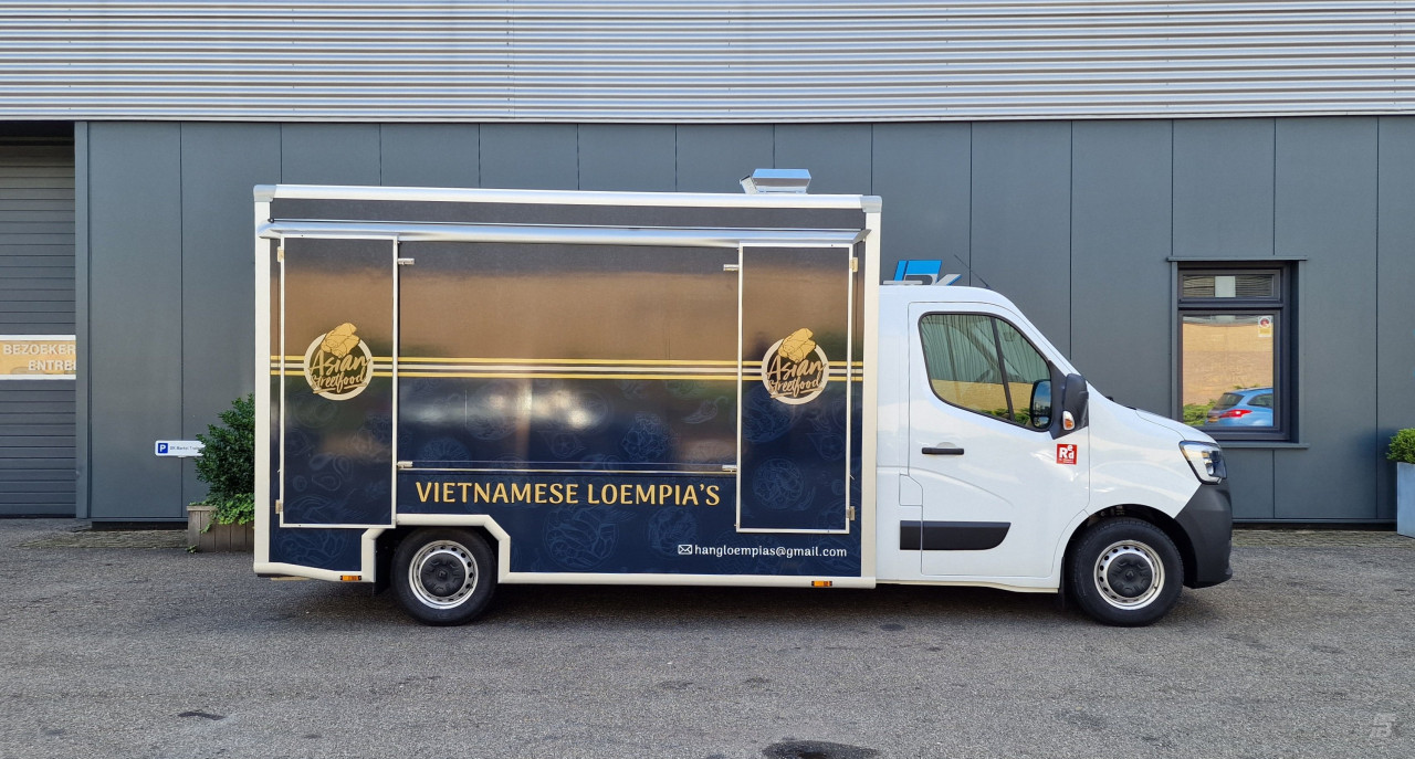 Zijaanzicht van een verkoopwagen voor loempia's met gesloten luifel