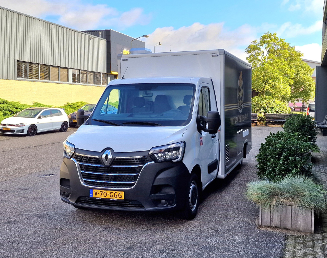 Vooraanzicht van een verkoopwagen voor loempia's