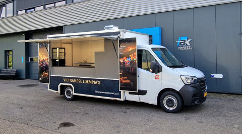 Zijaanzicht van een verkoopwagen voor loempia's met geopende luifel