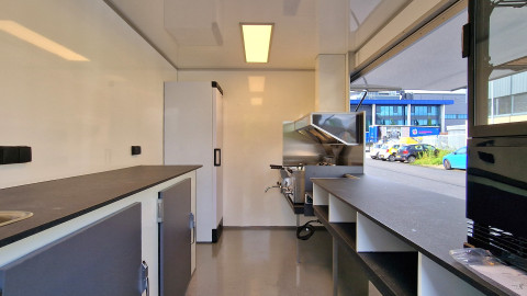 Binnenkant van een verkoopwagen voor loempia's