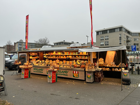 Volledig uitgestalde aanhangwagen voor kaas, op een parkeerterrein