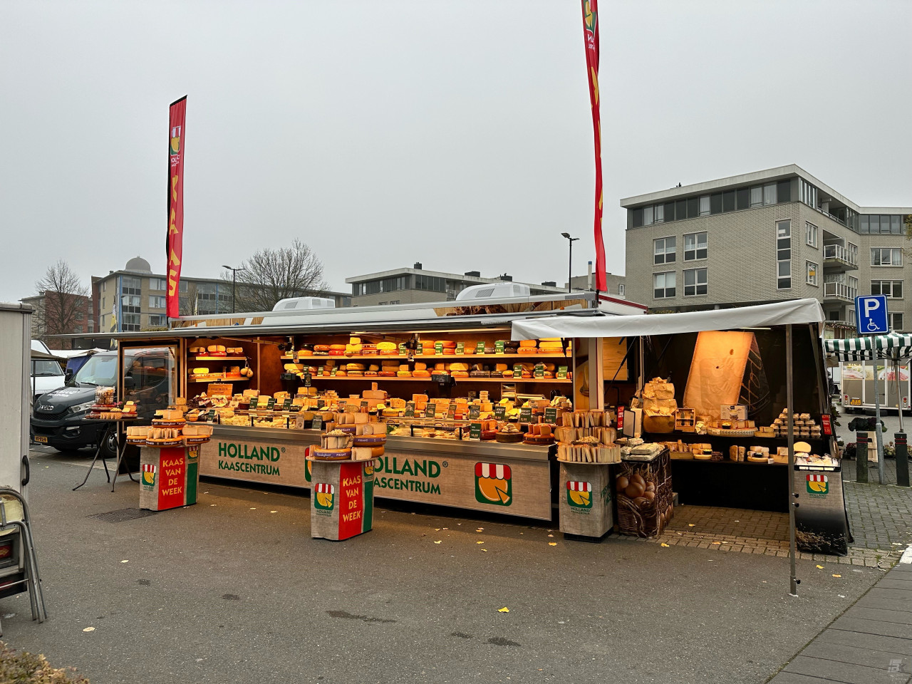 Volledig uitgestalde aanhangwagen voor kaas, op een parkeerterrein