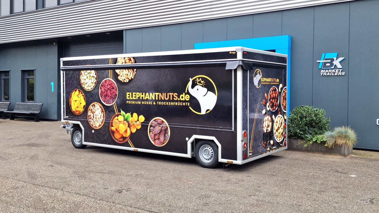 Zijaanzicht van een aanhangwagen voor noten met gesloten luifel