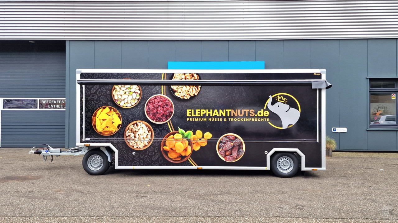 Zijaanzicht van een aanhangwagen voor noten met gesloten luifel