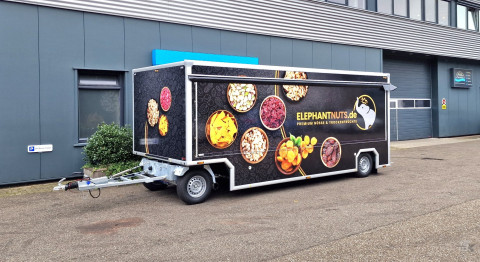 Zijaanzicht van een aanhangwagen voor noten met gesloten luifel