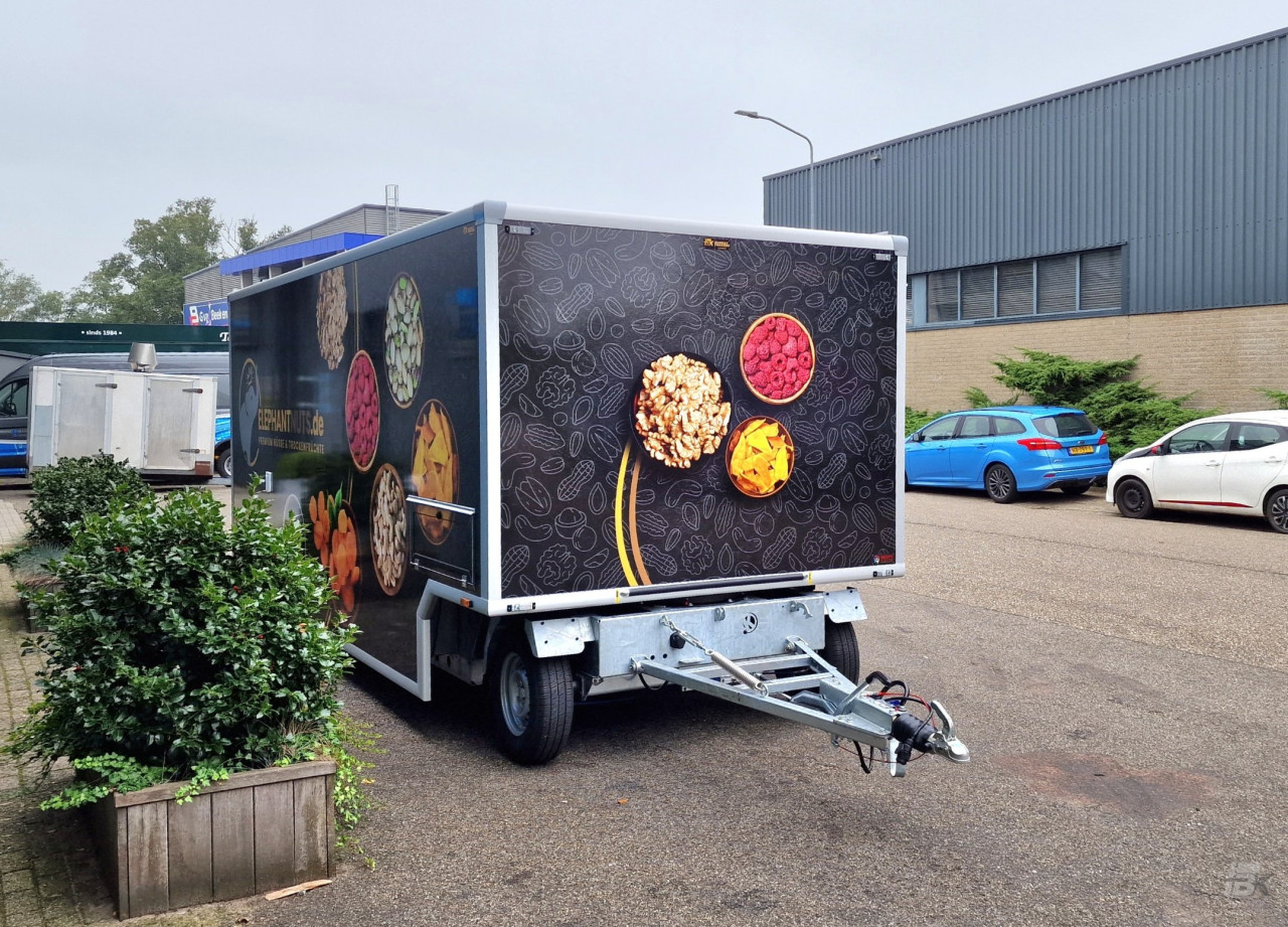 Vooraanzicht van een aanhangwagen voor noten