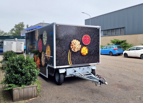 Vooraanzicht van een aanhangwagen voor noten