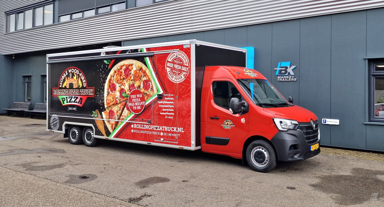 Zijaanzicht van een verkoopwagen voor pizza met gesloten luifel