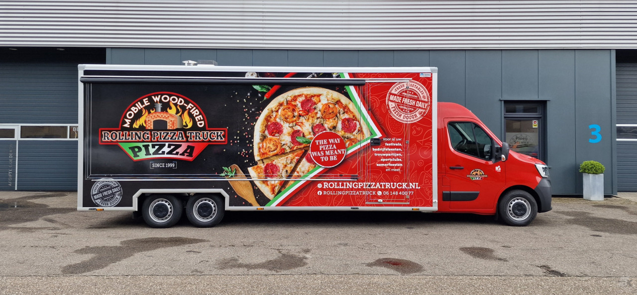 Zijaanzicht van een verkoopwagen voor pizza met gesloten luifel