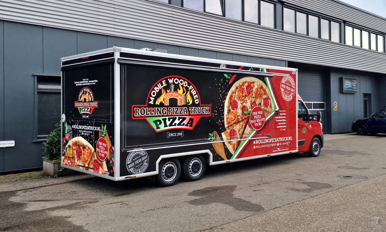 Zijaanzicht van een verkoopwagen voor pizza met gesloten luifel