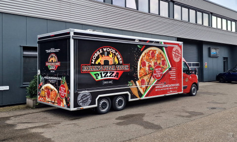 Zijaanzicht van een verkoopwagen voor pizza met gesloten luifel