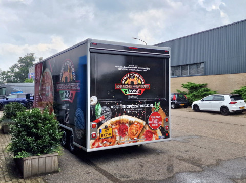 Achteraanzicht van een verkoopwagen voor pizza