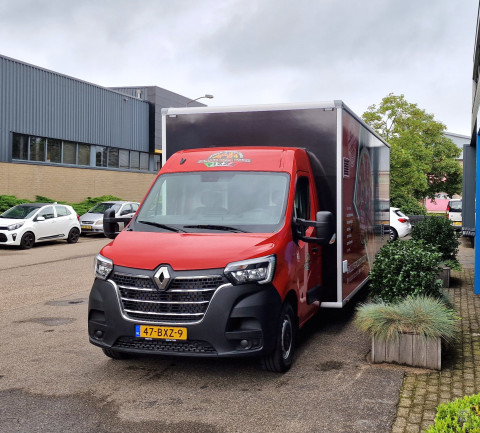 Vooraanzicht van een verkoopwagen voor pizza