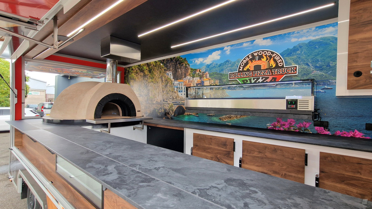 Binnenkant van een verkoopwagen voor pizza