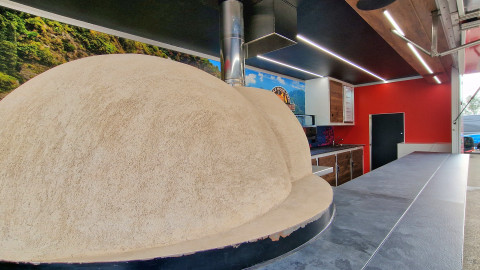 Binnenkant van een verkoopwagen voor pizza