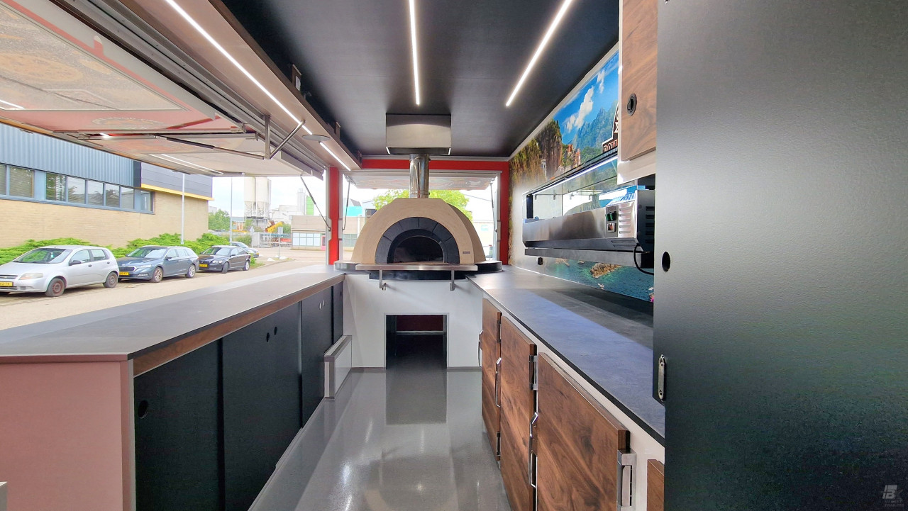 Binnenkant van een verkoopwagen voor pizza
