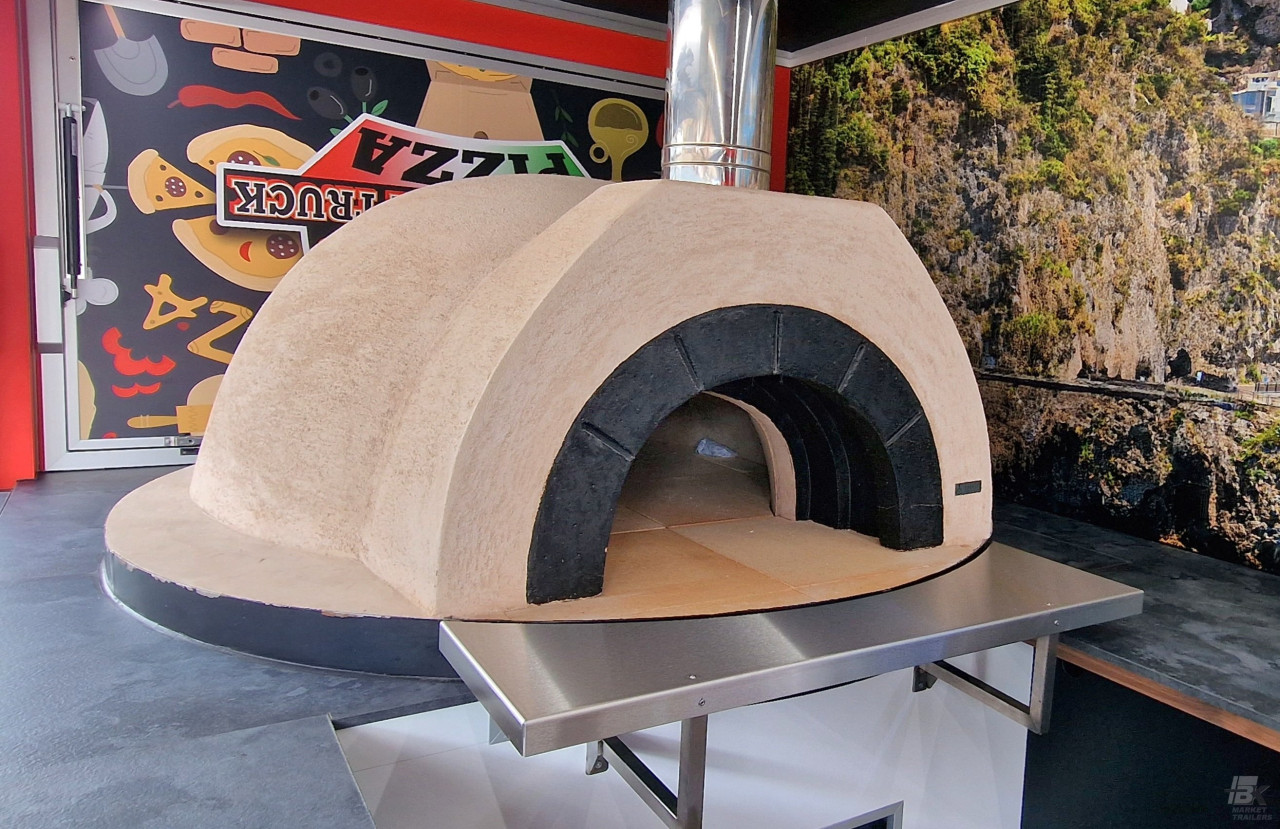 Binnenkant van een verkoopwagen voor pizza