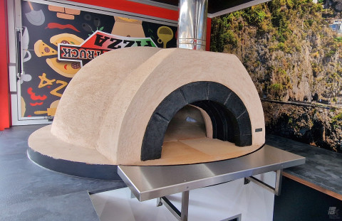 Binnenkant van een verkoopwagen voor pizza