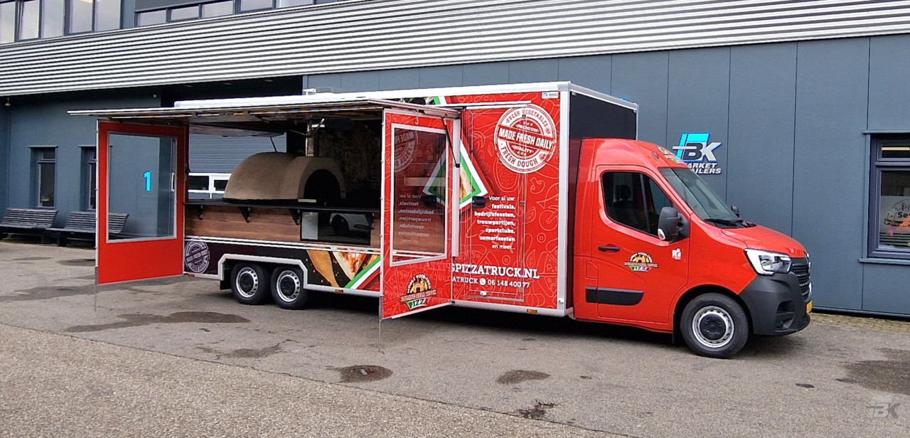 Zijaanzicht van een verkoopwagen voor pizza met geopende luifel