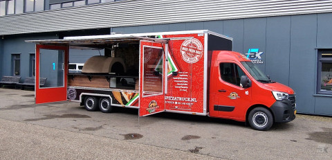 Zijaanzicht van een verkoopwagen voor pizza met geopende luifel