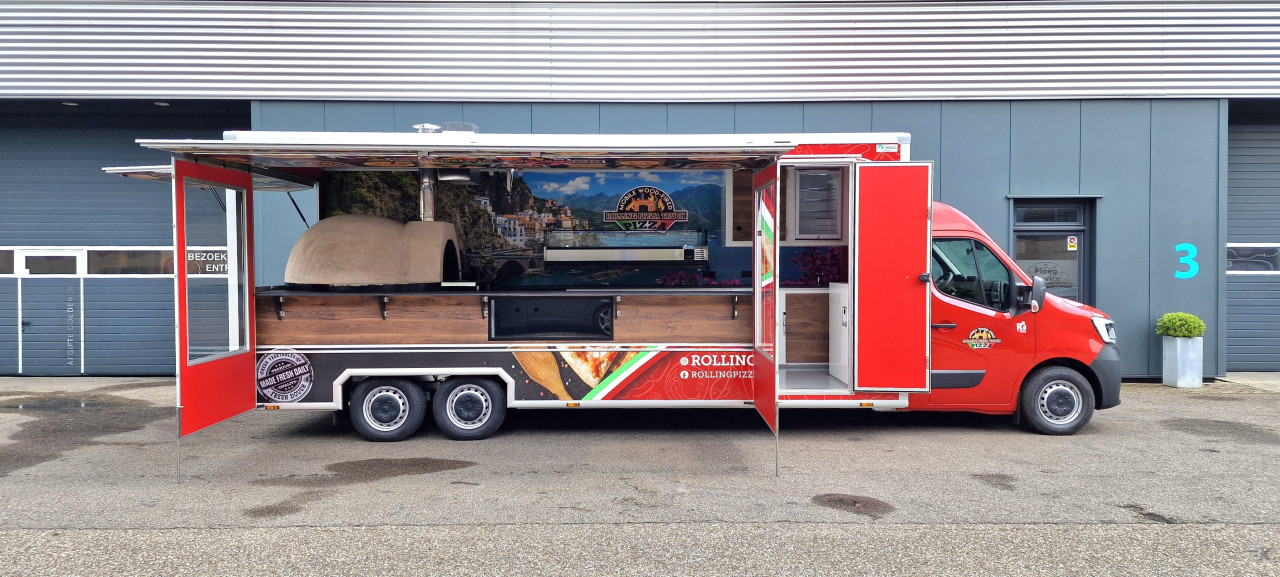 Zijaanzicht van een verkoopwagen voor pizza met geopende luifel