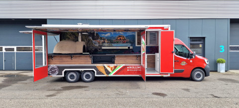 Zijaanzicht van een verkoopwagen voor pizza met geopende luifel