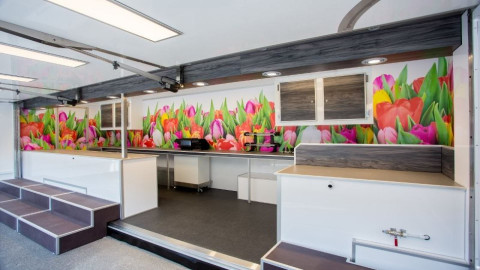 Binnenkant van een aanhangwagen voor bloemen