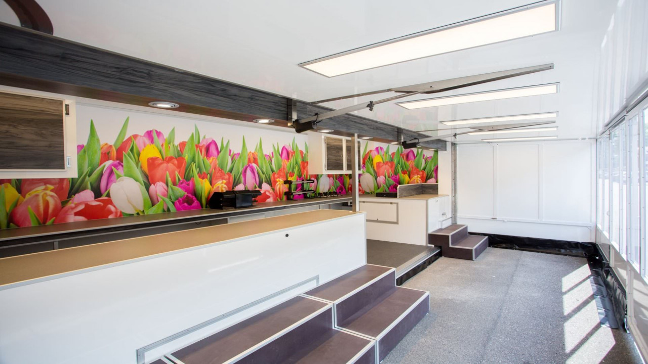 Binnenkant van een aanhangwagen voor bloemen