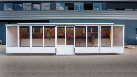Zijaanzicht van een aanhangwagen voor bloemen met geopende luifel