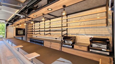 Binnenkant van een aanhangwagen voor brood en banket