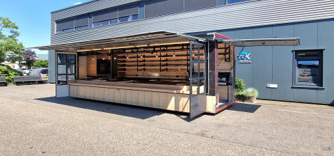 Zijaanzicht van een aanhangwagen voor brood en banket met geopende luifel