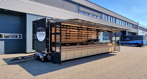 Zijaanzicht van een aanhangwagen voor brood en banket met geopende luifel