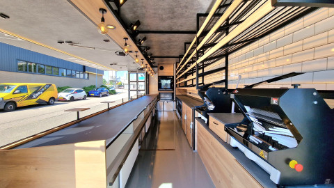 Binnenkant van een aanhangwagen voor brood en banket