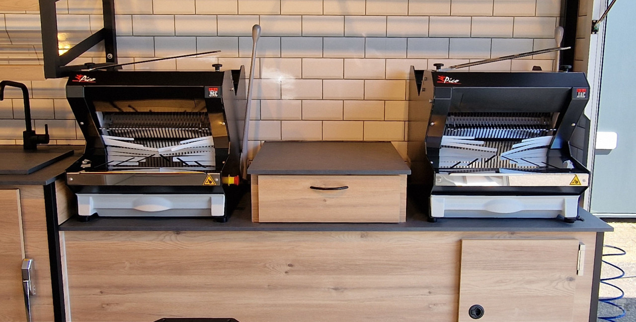 Binnenkant van een aanhangwagen voor brood en banket