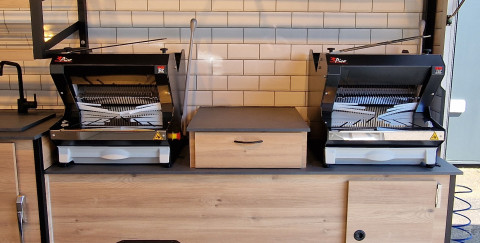 Binnenkant van een aanhangwagen voor brood en banket