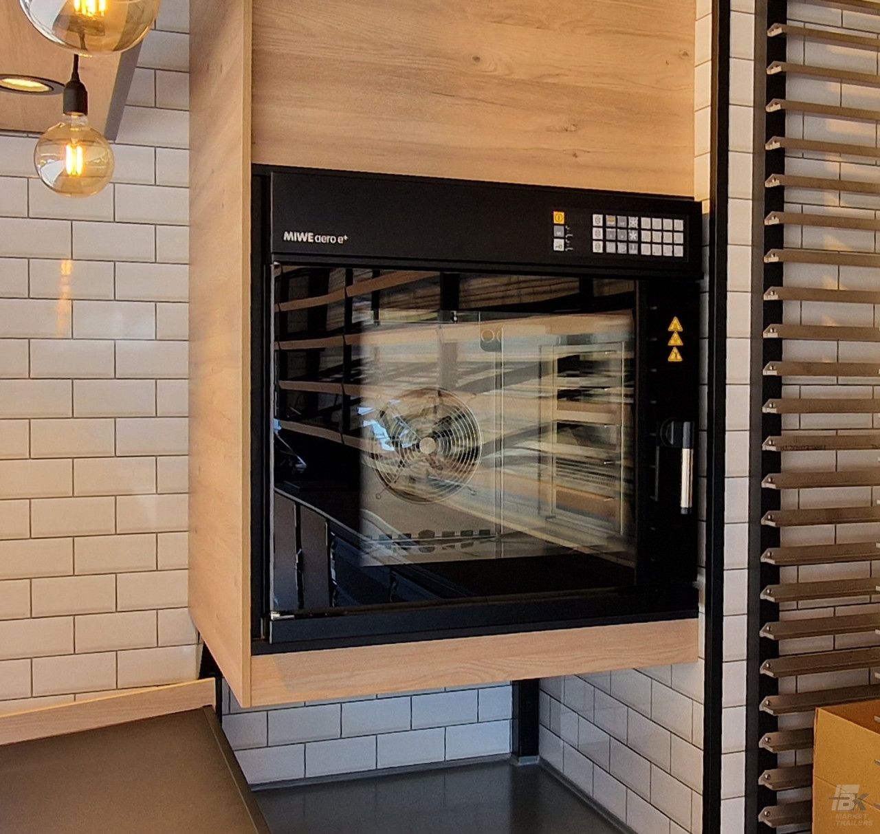 Binnenkant van een aanhangwagen voor brood en banket met MIWE convectiebakoven