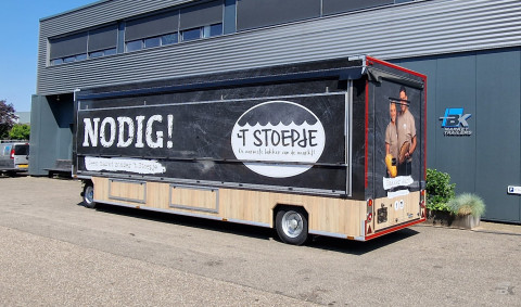 Zijaanzicht van een aanhangwagen voor brood en banket met gesloten luifel
