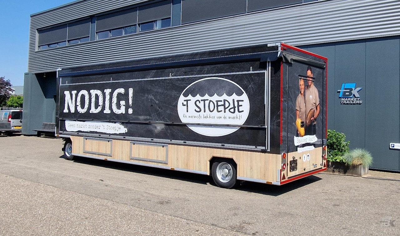 Zijaanzicht van een aanhangwagen voor brood en banket met gesloten luifel