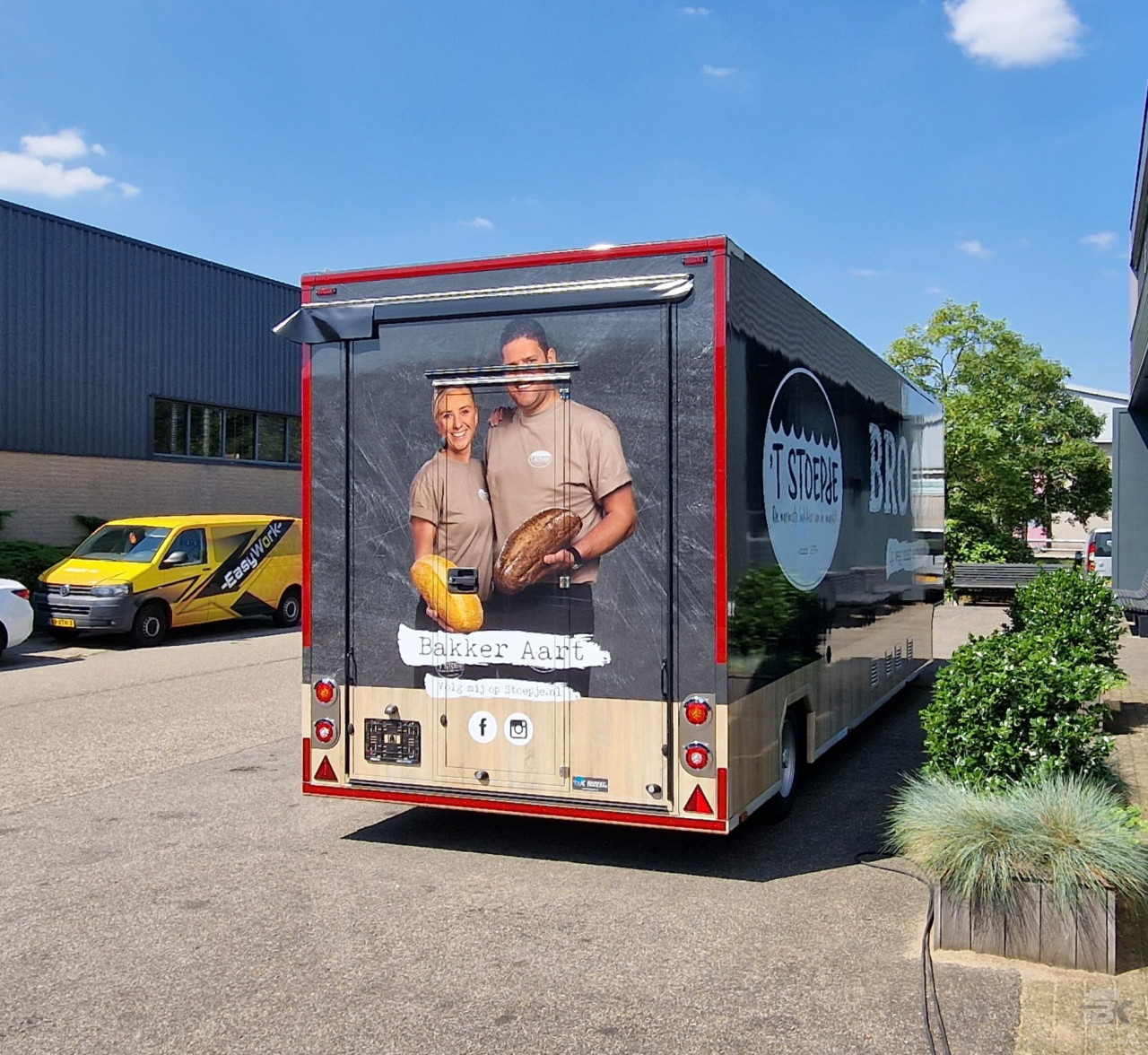 Achteraanzicht van een aanhangwagen voor brood en banket