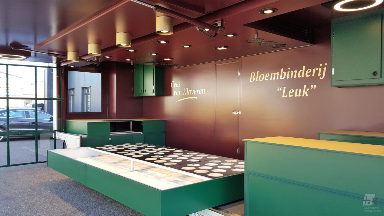 Binnenkant van een aanhangwagen voor bloemen
