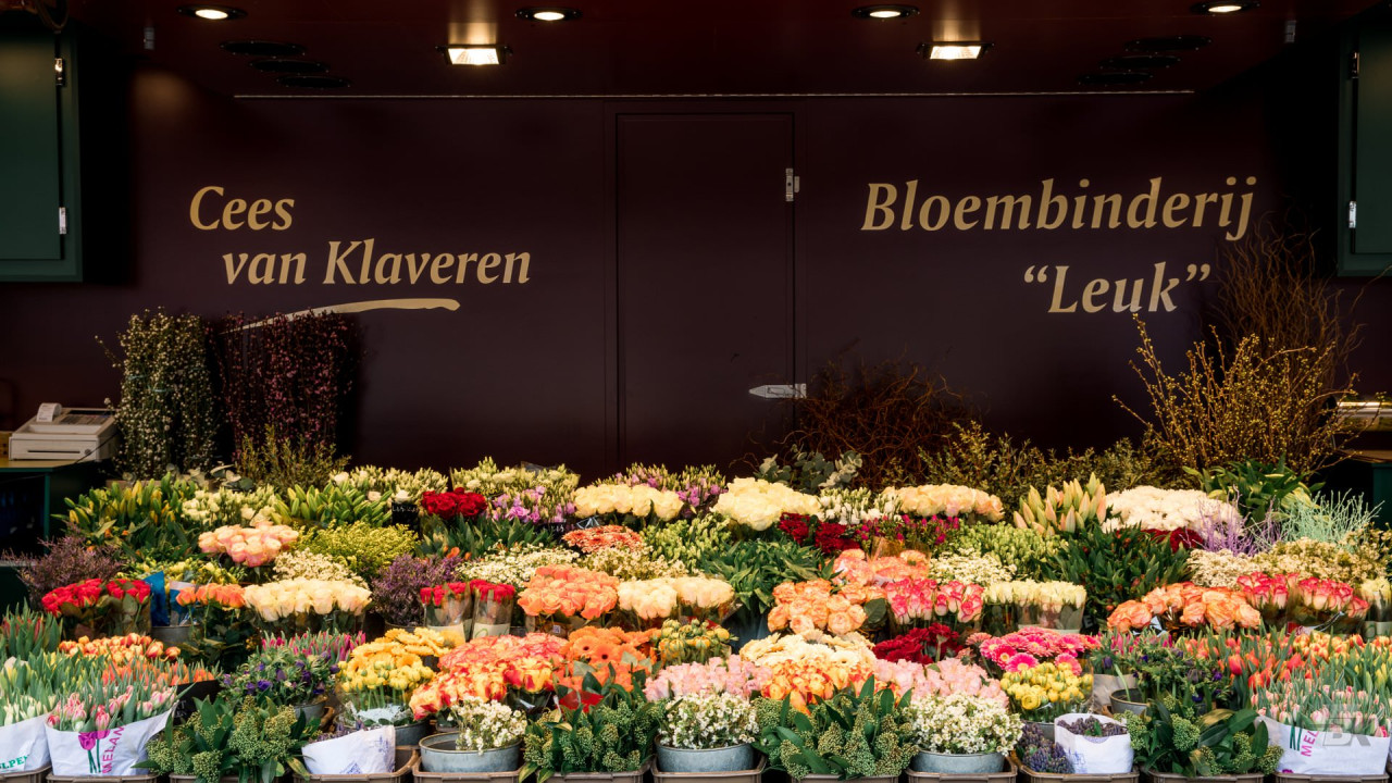 Binnenkant van een volledig uitgestalde aanhangwagen voor bloemen