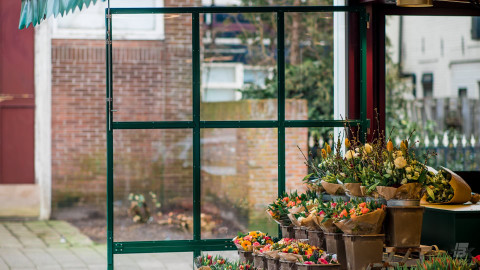 Detail van het zijbord van een aanhangwagen voor bloemen